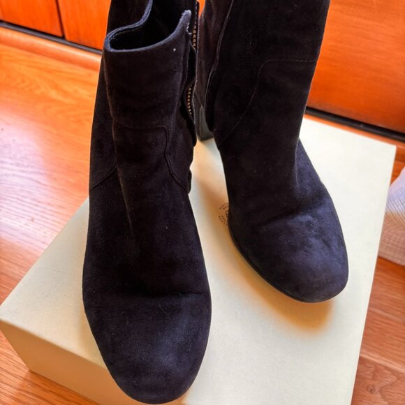 Elegant EF suede all-year ankle booties.Very well cared for suede. Sz 6. - Picture 5 of 7